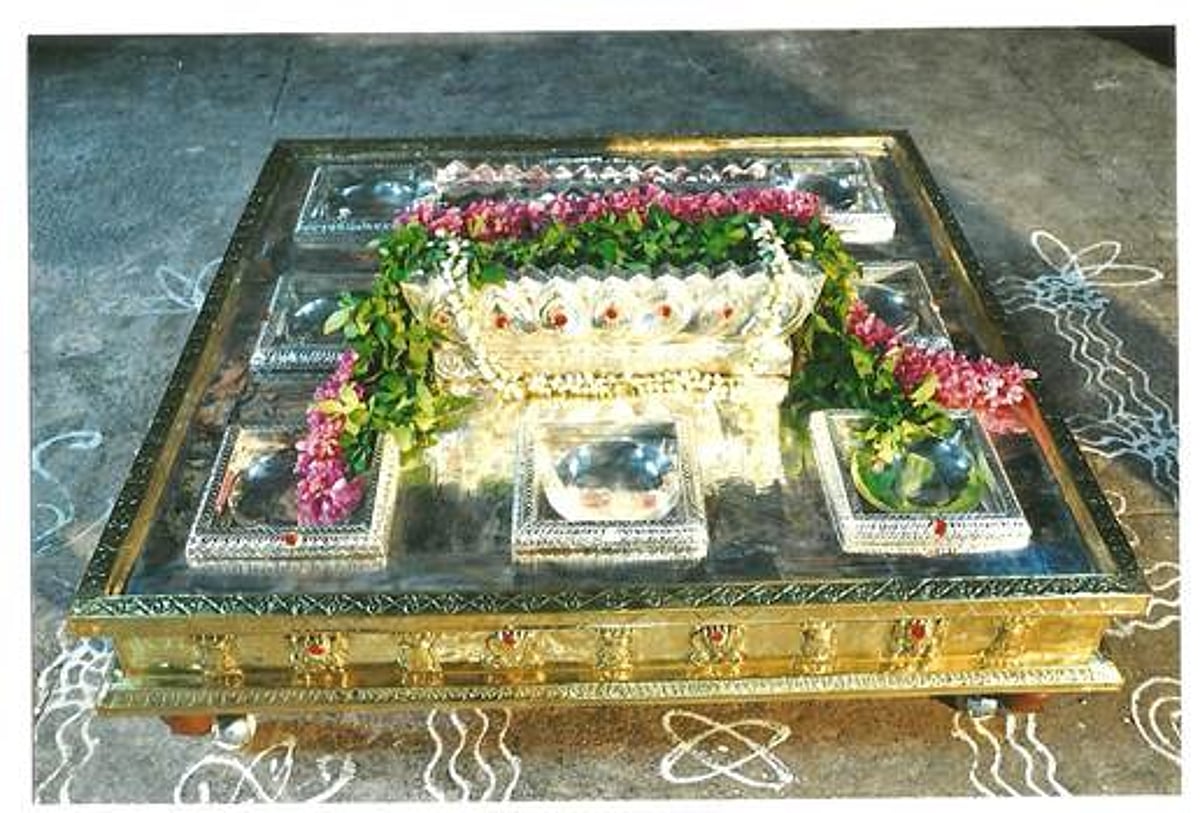 ஸ்ரீ நடராஜர் கோயிலுக்கு ரூ.10 லட்சம் செலவில் வெள்ளி ருத்ராபிஷேக பீடம் வழங்கிய பக்தர்